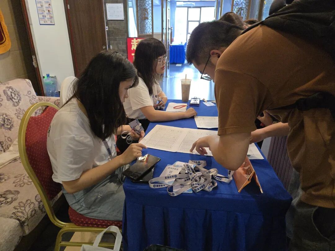 金审学院学员报到领物资