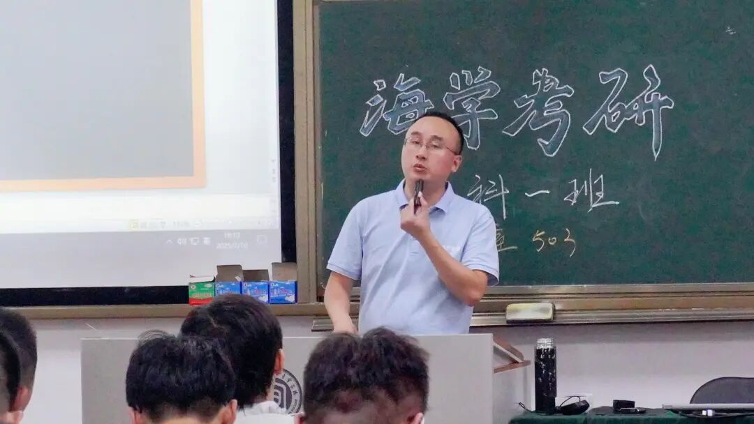 文科班班会发放特训营教材
