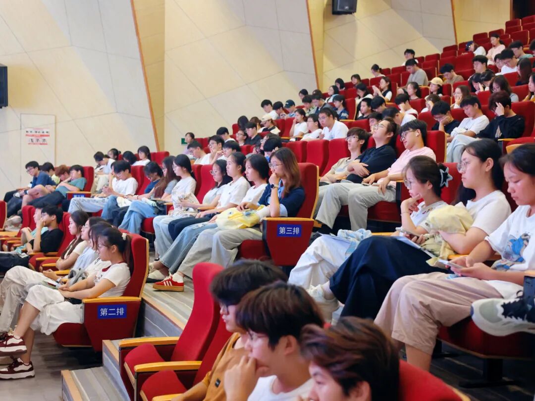 刘秀全校长为大三学生讲解考研备考策略