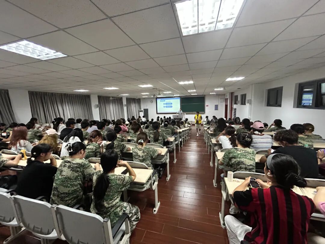 刘秀全校长为国际教育学院新生分析国内外升学路径