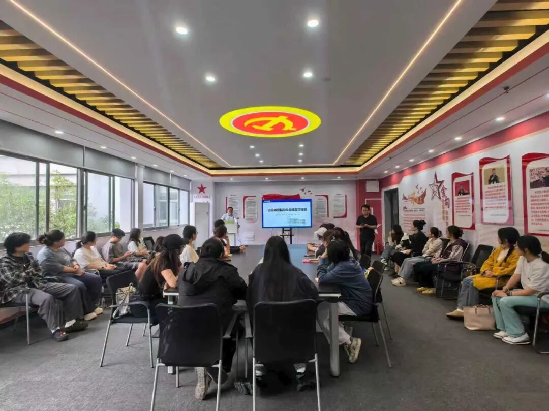 讲座现场座无虚席,学生专注记录考研规划要点