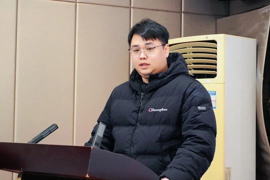 优秀员工章灏老师