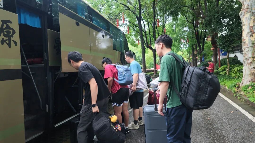 老师协助学员完成签到登记