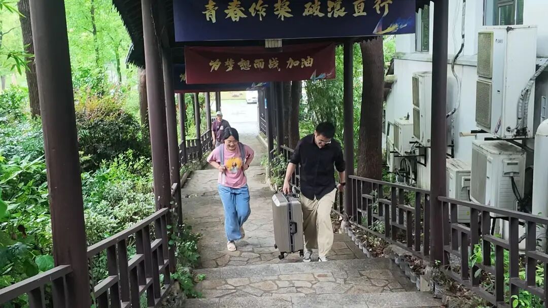 老师帮助学员搬运行李