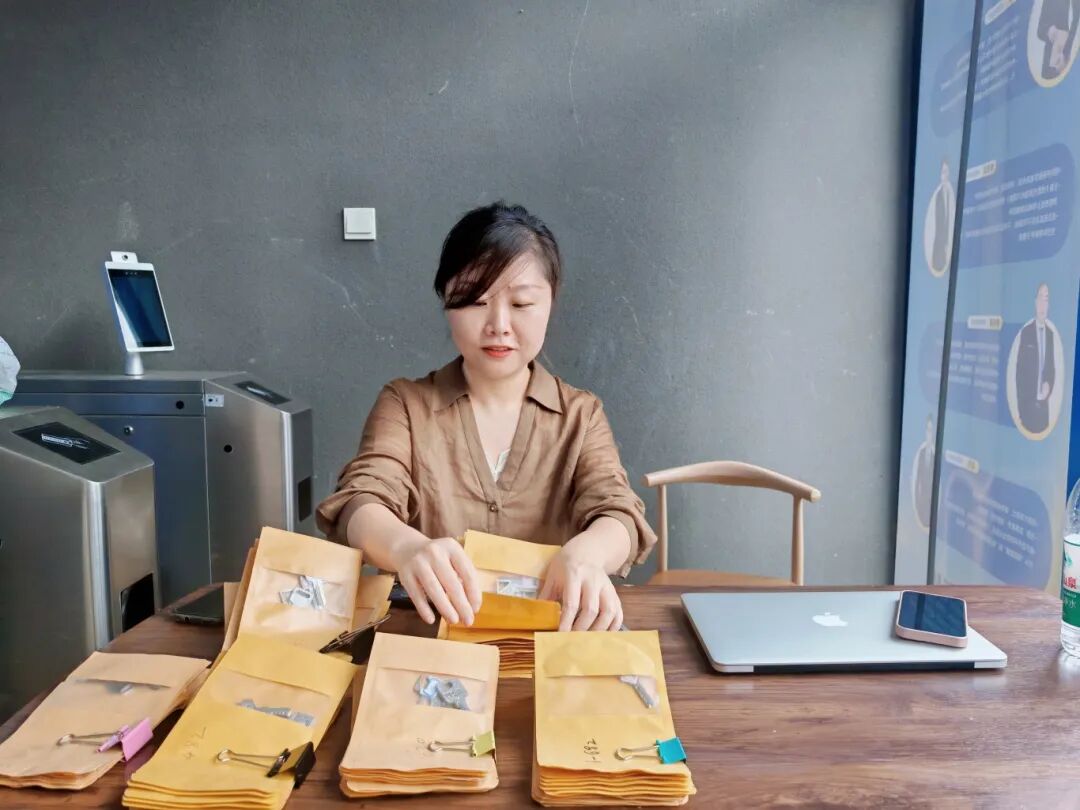 老师帮助学员搬运行李