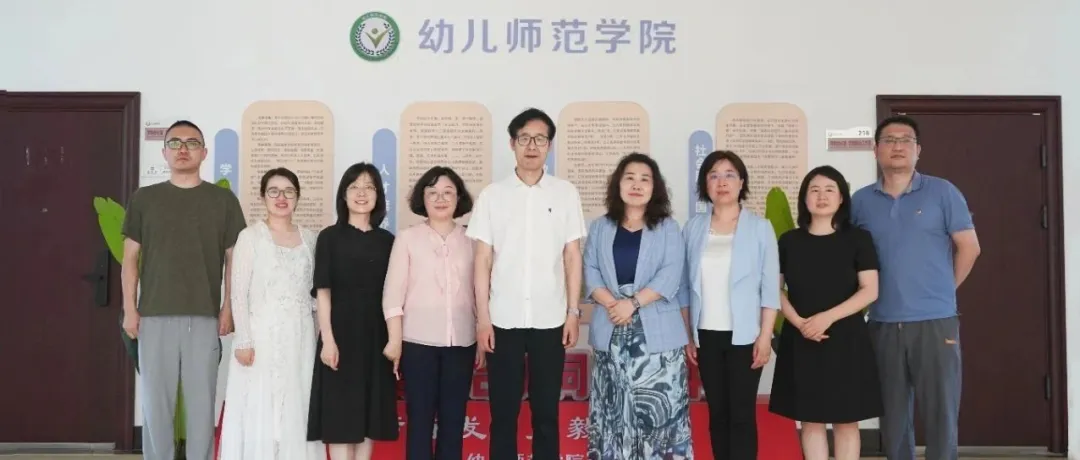 校党委书记张策华讲授专题党课