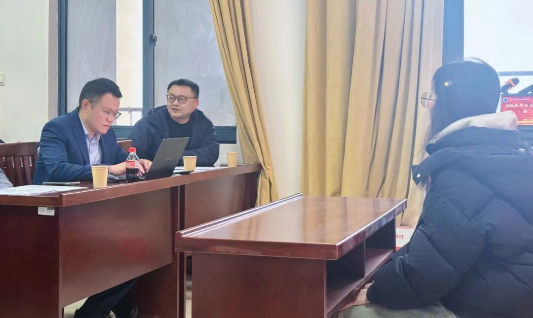 考研学子在模拟面试现场从容作答