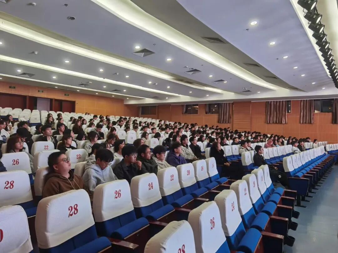 讲座结束后怀德学子专注交流考研规划