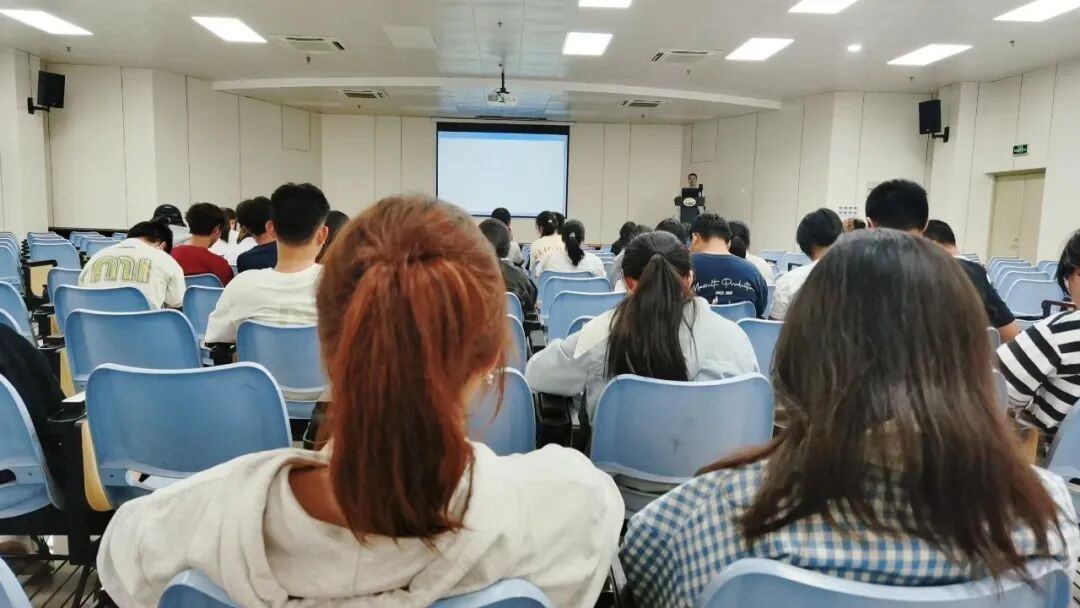 海学教育刘秀全校长在南京中医药大学升学规划讲座现场