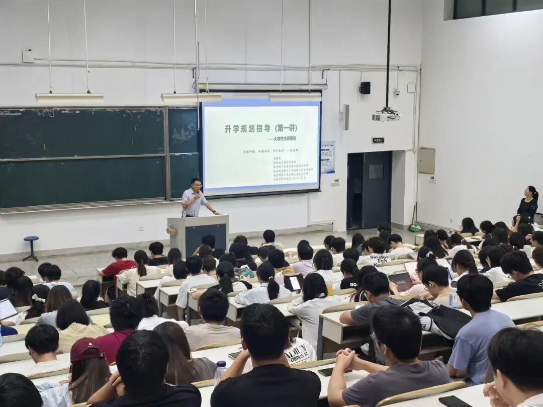 海学教育创始人刘秀全校长在通大物科院专场讲座现场