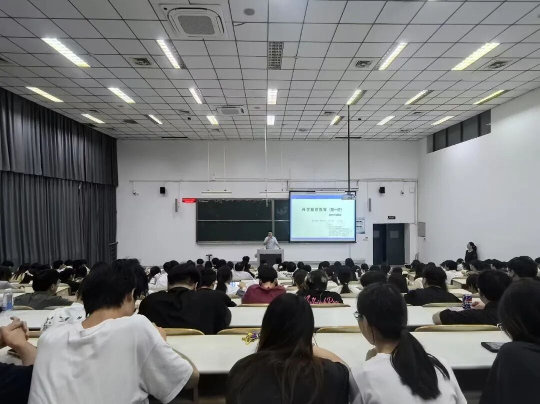 讲座现场拆解大学四年全周期生涯规划框架