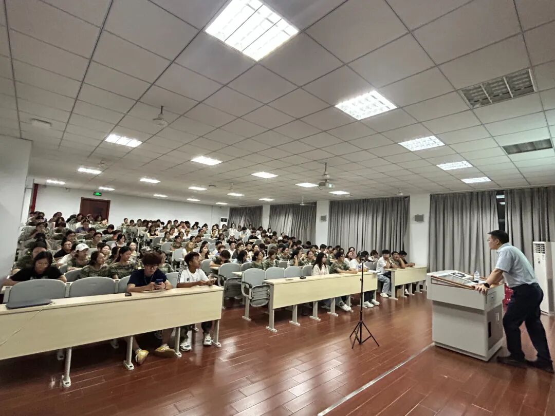 刘秀全校长为艺术设计学院学生讲解创意与学术并重的发展路径