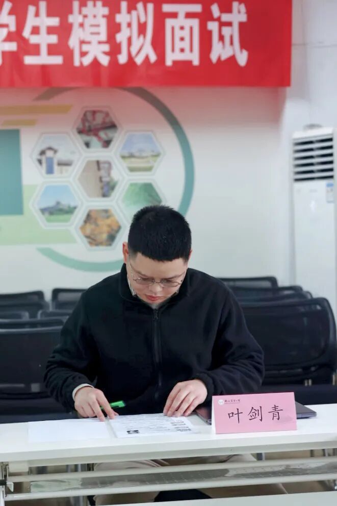 四位面试官为考生提供指导