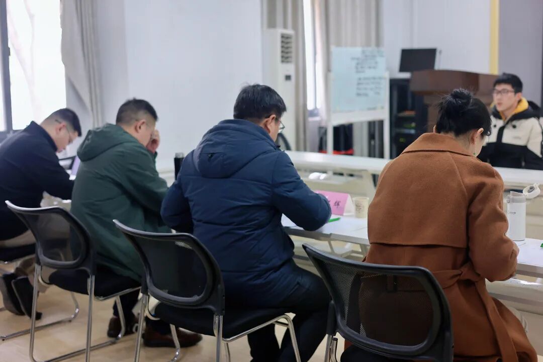 考生进入考场回答面试官提问