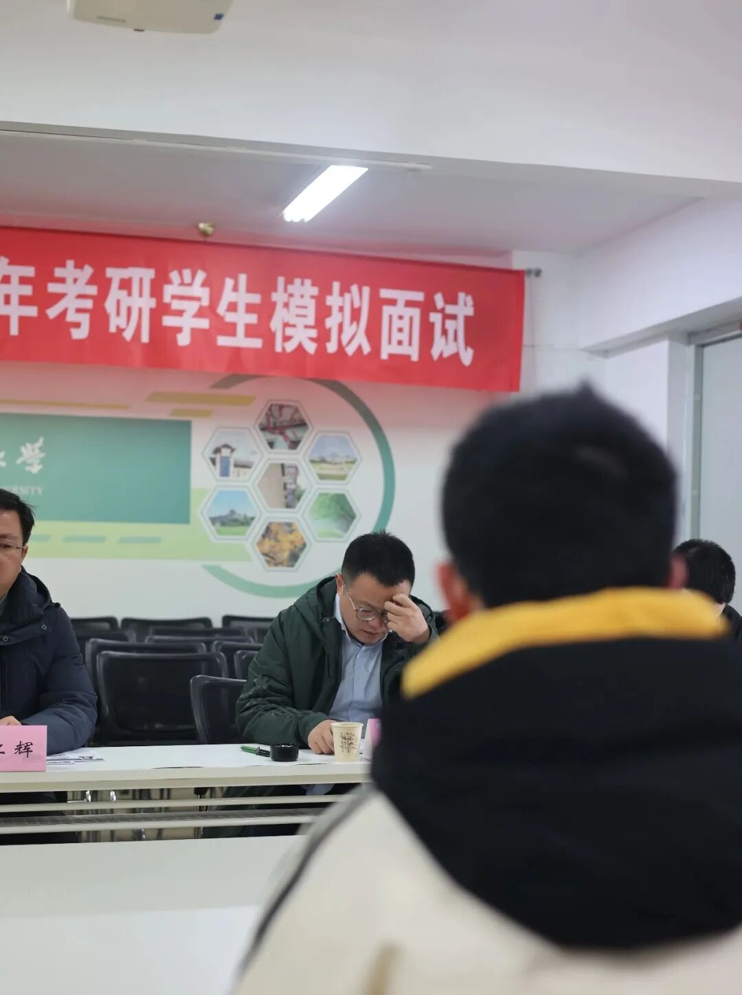 考研学生模拟面试后合影