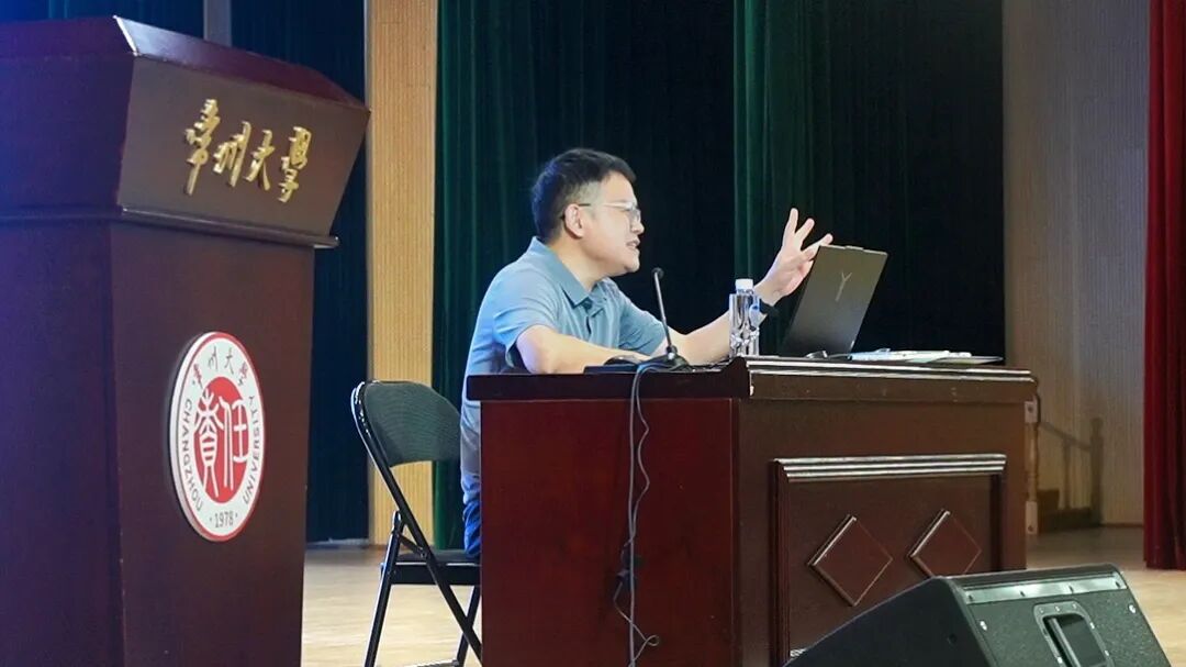 刘校长为常州大学经济学院新生讲座现场