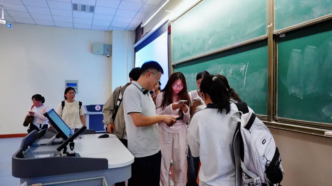 讲座结束后学生与刘校长交流